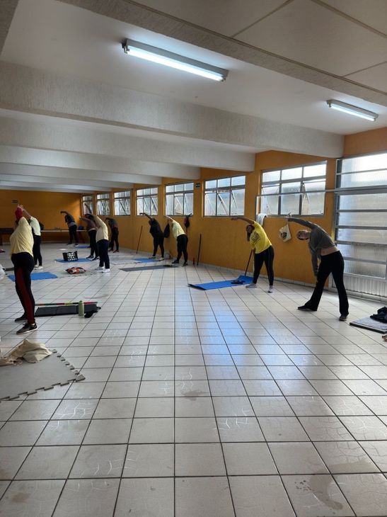 Turma de pilates alongando os braços