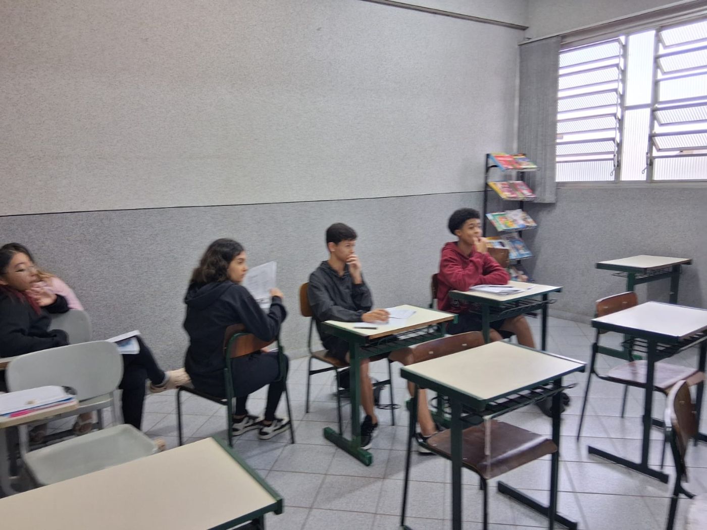 Sala de aula com alunos em suas carteiras
