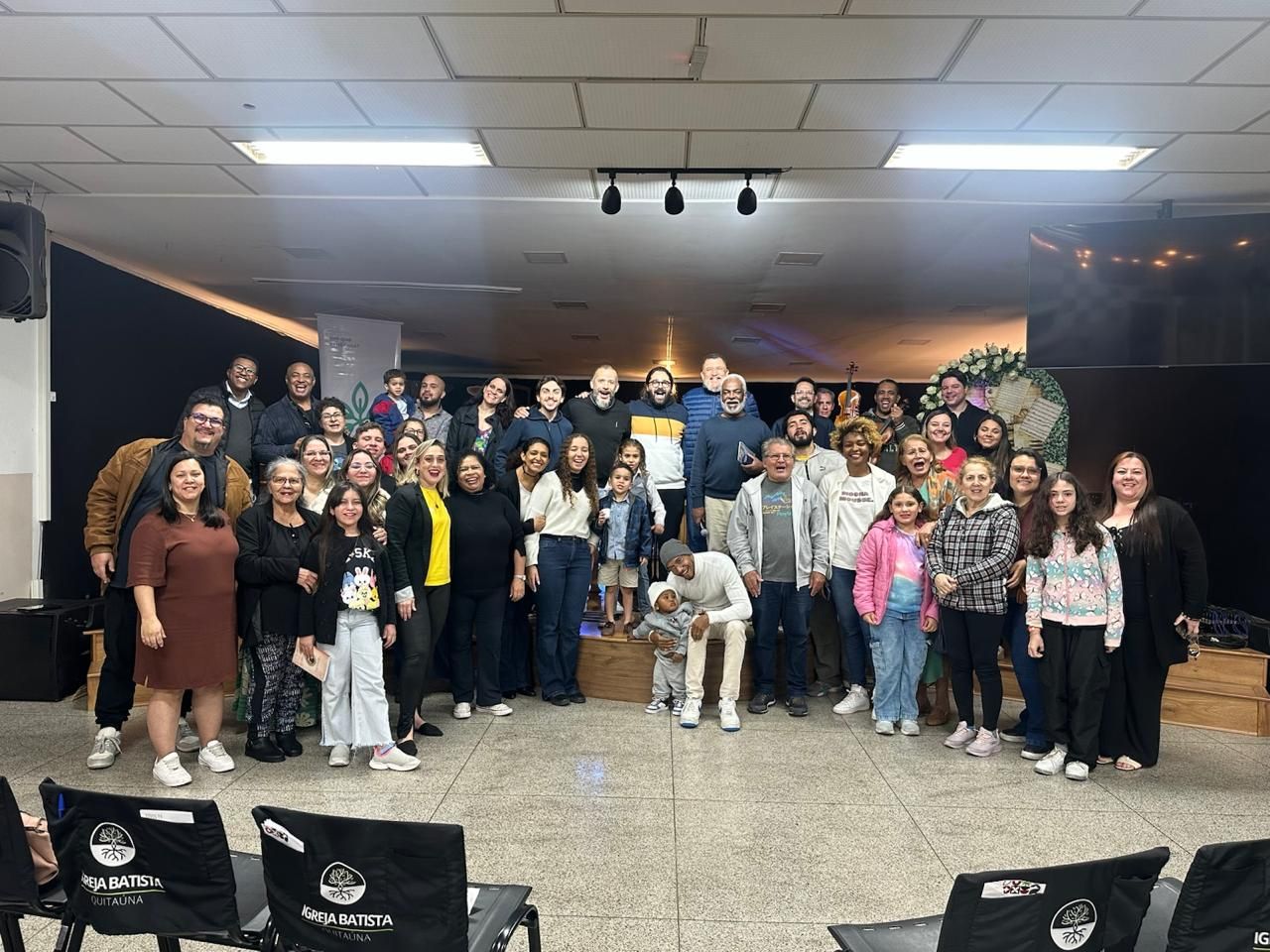 Participantes, famílias e equipe reunidos no auditório no Sarau Literário 2025